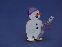 Lade das Bild in den Galerie-Viewer, Schneemann mit Mütze aus Holz, Standfigur Schneemann aus Holz basteln, Bastelset Weihnachten, basteln mit Holz, Weihnachtsdeko gestalten, Weihnachtsbasteln, Bastelidee Winter, basteln mit Kindern im Winter, Schneemann aus Holz gestalten, Weihnachtsdekoration, weihnachtliches Bastelset, Geschenkidee für Weihnachten, Schneemann zum setzen malen, Bastelset Weihnachten, Bastelidee Winter, Schneemann zum setzen malen, Geschenkidee für Weihnachten, weihnachtliches Bastelset, Weihnachtsbasteln, basteln mit Holz,