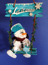 Lade das Bild in den Galerie-Viewer, Schneemann aus Holz, Schlenker-Figur Bastelset Weihnachten, Weihnachtsdeko gestalten, basteln mit Kindern im Winter, Weihnachtsdekoration, Schneemann aus Holz basteln, Bastelidee Winter, Schneemann zum setzen malen, basteln mit Holz, Schneemann aus Holz gestalten, Weihnachtsbasteln, weihnachtliches Bastelset, Geschenkidee für Weihnachten, Schneemann aus Holz basteln, Schneemann zum setzen malen, Geschenkidee für Weihnachten, Weihnachtsdekoration, Bastelidee Winter, basteln mit Kindern im Winter, Weihnacht