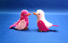 Lade das Bild in den Galerie-Viewer,   Bastelideen zum Geburtstag, Bastelideen für Mama, Vogel Nähset, Nähen für Kinder, Bastelideen für Kinder, Bastelideen für Oma, Dekoidee Frühling, Vogel aus Filz, Frühlingsideen, Basteln für den Frühling, Basteln im Frühling, Nähen mit Kindern, Basteln mit Kindern, Muttertag, Nähen für Anfänger, Geschenkidee,  NVL 3807-P35