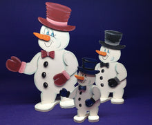 Lade das Bild in den Galerie-Viewer, Schneemann mit Fliege und Zylinder aus Holz, Standfigur Bastelset Weihnachten, Schneemann zum setzen malen, Bastelidee Winter, weihnachtliches Bastelset, Weihnachtsbasteln, basteln mit Holz, basteln mit Kindern im Winter, Weihnachtsdekoration, Geschenkidee für Weihnachten, Weihnachtsdeko gestalten, Schneemann aus Holz gestalten, Schneemann aus Holz basteln, Bastelidee Winter, Schneemann aus Holz gestalten, Weihnachtsbasteln, basteln mit Kindern im Winter, Weihnachtsdekoration, Geschenkidee für Weihnachten