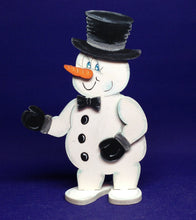 Lade das Bild in den Galerie-Viewer, Schneemann mit Fliege und Zylinder aus Holz, Standfigur Bastelidee Winter, weihnachtliches Bastelset, Schneemann aus Holz basteln, basteln mit Kindern im Winter, Weihnachtsbasteln, Schneemann zum setzen malen, Bastelset Weihnachten, Schneemann aus Holz gestalten, Weihnachtsdeko gestalten, Geschenkidee für Weihnachten, basteln mit Holz, Weihnachtsdekoration, Weihnachtsdekoration, Schneemann aus Holz basteln, weihnachtliches Bastelset, basteln mit Kindern im Winter, Schneemann aus Holz gestalten, Schneemann
