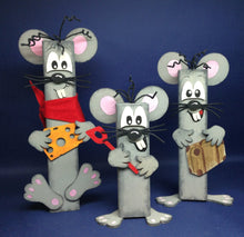 Lade das Bild in den Galerie-Viewer, Pfahltier Maus aus Holz Mäuse bemalen, Basteln mit Kindern, Jahresdeko basteln, Tiere aus Holz gestalten, Tiere basteln mit Holz, Deko gestalten, Bastelset Mäuse, Bastelset aus Holz, Bastelidee für Kinder, Dekoration mit Kindern gestalten, PMA 3204SB