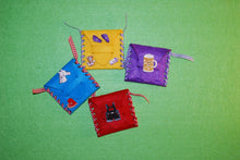 Lade das Bild in den Galerie-Viewer, Babyflasche als Knopf 2 cm Knopf zum Nähen, Knöpfe mit Gesicht, Knöpfe, BabyflascheKnopf, Tiereknöpfe, Knöpfe zum Dekorieren, Knöpfe zum Bemalen, Knopf zum Basteln, Holzknopf, Knopf aus Holz,   BUH 3802