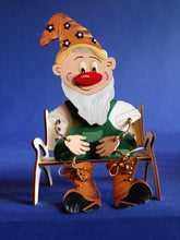 Lade das Bild in den Galerie-Viewer, Zwerg aus Holz, Schlenker-Figur Geschenkideen zum basteln, Dekoration mit Kindern gestalten, Bastelset für Zwerg, Schlenker Figuren aus Holz zum setzen, Zwerge zum bemalen, Figuren aus Holz basteln, Jahrsesdeko basteln, Frühjahrsdekoration gestalten, Basteln mit Kindern, Gartenzwerg aus Holz basteln, Bastelset aus Holz, Gartendeko mit Kindern malen, ZWH 4815SB