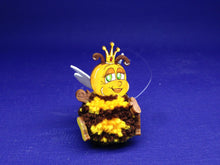 Lade das Bild in den Galerie-Viewer, Pompom Bienen aus Holz Basteln mit Kindern, Bastelset aus Holz, Bommel-Tiere basteln, Bienchen bemalen, Frühjahrsdeko basteln, Bienen basteln, Dekoration mit Kindern, Pompom Tiere aus Holz, gestalten,   WBI 4303SB