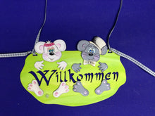 Lade das Bild in den Galerie-Viewer, Schild mit Ausschnitt "Willkommen" aus Holz Basteln mit Holz für Kinder, Schild zur Geburt, Holzideen , Türschild, Schild fürs Kinderzimmer, Basteln mit Holz, Schild zur Hochzeit basteln, Schilder aus Holz, Schild zum Geburtstag, Schilder für den Eingang, Schilder zum Basteln, Holz bemalen, Schild zur Taufe, Schild fürs Kinderzimmer, Basteln mit Holz für Kinder, Schild zur Geburt, Schilder aus Holz, Schild zum Geburtstag, Holzideen , Holz bemalen, Schild zur Taufe, Türschild, Schilder für den Eingang, Sc