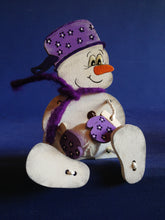 Lade das Bild in den Galerie-Viewer, Schneemann aus Holz, Schlenker-Figur Weihnachtsdeko gestalten, Bastelset Weihnachten, Schneemann aus Holz gestalten, weihnachtliches Bastelset, basteln mit Kindern im Winter, Geschenkidee für Weihnachten, Schneemann aus Holz basteln, Bastelidee Winter, Weihnachtsdekoration, basteln mit Holz, Schneemann zum setzen malen, Weihnachtsbasteln, basteln mit Holz, Bastelidee Winter, Bastelset Weihnachten, Weihnachtsdeko gestalten, Weihnachtsdekoration, basteln mit Kindern im Winter, Schneemann zum setzen malen, S