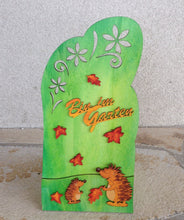 Lade das Bild in den Galerie-Viewer, Igel mit offenen Augen aus Holz