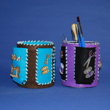 Lade das Bild in den Galerie-Viewer, Schneiderwerkstatt zum Bemalen, Nähstube diy mit Zubehör, #Nähmaschinengarnspule zum Basteln, Holzteile bemalen, Basteln mit Holz, Türschilder basteln, Basteln mit Kindern, Ideen aus Holz für Kinderzimmer, Holzteilchen zum Anmalen, Nähstube Basteln, NAH 2802