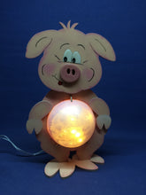 Lade das Bild in den Galerie-Viewer, 33cm Nachtlicht für Kinder basteln, Bastelset aus Holz, Figuren bemalen, Tiere für Lichterketten basteln, Tiere aus Holz gestalten, Jahresdeko basteln, Tiere basteln mit Holz, Bastelidee für Kinder, Bastelset Schwein, Dekoration mit Kindern gestalten, Deko gestalten, Basteln mit Kindern, Basteln mit Kindern, Bastelidee für Kinder, Figuren bemalen, Tiere basteln mit Holz, Dekoration mit Kindern gestalten, Bastelset Schwein, Tiere aus Holz gestalten, Deko gestalten, Tiere für Lichterketten basteln, Bastelse