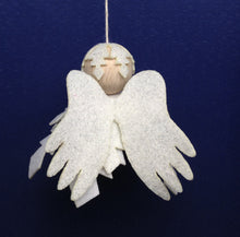Lade das Bild in den Galerie-Viewer, Engel aus Filz; weiss Filzfiguren nähen, Engel mit Kindern gestalten, Fädeln mit Kindern, Weihnachtsdeko fädeln, Engel aus Filz basteln, Deko mit Kindern fädeln, Figuren aus Filz basteln, Engel basteln, Fensterfiguren basteln, Winterdekoration basteln,   ENF 6180SB