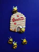 Lade das Bild in den Galerie-Viewer, Bienenkorb mit 5 Bienen ca. 15cm aus Holz Bienenstock, Frühjahrsdekoration Biene, Bastelidee Biene, Bienenzubehör, Honig selber machen, Bienenhaus, Frühjahrsdekoration, Bienenkorb, Bastelidee Biene, Honigglas dekorieren,   BIH 7715SB