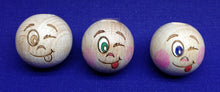 Lade das Bild in den Galerie-Viewer, zwinkernd Kinderbasteln, Kugel mit Gesicht, Zubehör Blumenkinder, Gesicht, Gesichter für Blumenkinder, Holzkugel mit Gesicht, Basteln mit Kinder, Gesichter für Blumenkinder, Gesicht, Kinderbasteln, Kugel mit Gesicht, Holzkugel mit Gesicht, Basteln mit Kinder, Zubehör Blumenkinder, KUG 2525