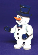 Lade das Bild in den Galerie-Viewer, Schneemann mit Fliege und Zylinder aus Holz, Standfigur weihnachtliches Bastelset, Bastelset Weihnachten, basteln mit Kindern im Winter, Weihnachtsdekoration, basteln mit Holz, Schneemann aus Holz basteln, Schneemann zum setzen malen, Bastelidee Winter, Weihnachtsbasteln, Geschenkidee für Weihnachten, Schneemann aus Holz gestalten, Weihnachtsdeko gestalten, Schneemann aus Holz gestalten, Schneemann aus Holz basteln, basteln mit Holz, weihnachtliches Bastelset, Schneemann zum setzen malen, Weihnachtsdekora