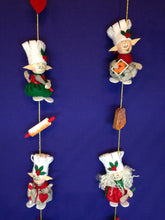 Lade das Bild in den Galerie-Viewer, Weihnachtselfen als Köche aus Filz Weihnachtsdekoration, Elfen aus Filz basteln, Bastelset Weihnachten für Kinder, Bastelidee Weihnachten, basteln mit Kindern, Weihnachtsdeko gestalten, Weihnachtsbasteln, weihnachtliches Bastelset, Weihnachtsbäckerei selber basteln, Elfen nähen mit Kinder, Geschenkidee für Weihnachten, basteln mit Filz, Elfen fädeln zu Weihnachten, WHF 3710SB