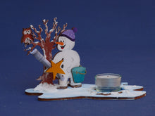Lade das Bild in den Galerie-Viewer, Schneemann mit Mütze aus Holz, Standfigur Geschenkidee für Weihnachten, basteln mit Holz, Bastelset Weihnachten, weihnachtliches Bastelset, Weihnachtsdekoration, Bastelidee Winter, Schneemann aus Holz gestalten, Weihnachtsdeko gestalten, Schneemann zum setzen malen, Weihnachtsbasteln, Schneemann aus Holz basteln, basteln mit Kindern im Winter, Schneemann zum setzen malen, basteln mit Kindern im Winter, Weihnachtsdeko gestalten, weihnachtliches Bastelset, Geschenkidee für Weihnachten, basteln mit Holz, Wei
