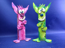 Lade das Bild in den Galerie-Viewer, Pfahltier Monster aus Holz Basteln mit Kindern, Jahresdeko basteln, Monsterchen bemalen, Dekoration mit Kindern gestalten, Bastelidee für Kinder, Bastelset Monster, Deko gestalten, Bastelset aus Holz, Tiere basteln mit Holz, Tiere aus Holz gestalten, PMN 7904SB