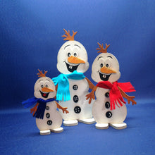 Lade das Bild in den Galerie-Viewer, Schneemann "Snowy" aus Holz, Standfigur Geschenkidee für Weihnachten, Schneemann aus Holz gestalten, Schneemann aus Holz basteln, basteln mit Kindern im Winter, Bastelset Weihnachten, basteln mit Holz, Weihnachtsdeko gestalten, Bastelidee Winter, Schneemann zum setzen malen, Weihnachtsdekoration, Weihnachtsbasteln, weihnachtliches Bastelset, Schneemann zum setzen malen, Weihnachtsbasteln, basteln mit Holz, Weihnachtsdeko gestalten, basteln mit Kindern im Winter, Geschenkidee für Weihnachten, Schneemann au