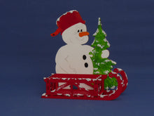 Lade das Bild in den Galerie-Viewer, Schneemann mit Baum und Schlitten aus Holz Schneemann aus Holz gestalten, Schneemann aus Holz basteln, Weihnachtsdekoration, Weihnachtsdeko gestalten, basteln mit Holz, Bastelset Weihnachten, basteln mit Kindern im Winter, Schneemann zum setzen malen, Bastelidee Winter, Geschenkidee für Weihnachten, Weihnachtsbasteln, weihnachtliches Bastelset, Weihnachtsdeko gestalten, Geschenkidee für Weihnachten, Schneemann aus Holz gestalten, Bastelidee Winter, Bastelset Weihnachten, basteln mit Holz, Weihnachtsbastel
