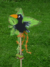 Lade das Bild in den Galerie-Viewer, 30cm Basteln mit Holz für Kinder, Rabe aus Holz basteln, Bastelbedarf aus Holz, Dekoidee Kindergeburtstag, Bastelideen für Kinder, Kleine Holzteile, Jahresdeko malen, Rabe gestalten, Rabe basteln mit Holz, Bastelidee für Kinder, Holzteile bemalen, Bastelset aus Holz, Dekoidee Frühjahr basteln, Basteln mit Holzteilen, Basteln mit Kindern, Flatternder Rabe aus Holz,  Bastelbedarf aus Holz, Bastelideen für Kinder, Flatternder Rabe aus Holz, Dekoidee Frühjahr basteln, Holzteile bemalen, Bastelset aus Holz, Rab