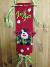 Lade das Bild in den Galerie-Viewer, Türschal aus Filz "Grüß Gott" mit Marienkäfer