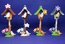 Lade das Bild in den Galerie-Viewer, Vogelhäuschen zum Hinstellen ca. 15cm aus Holz Holzteile bemalen, Basteln mit holzteile, Vogelhaus gestalten, Holz kunst, Bastel Ideen , Basteln mit Holz für Kinder, Basteln mit Holz, Holz bemalen Acryl, Basteln mit Holz, Vogelhaus bemalen, Kleine Holzteile, VSH 5115SB