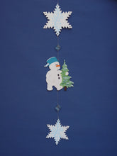 Lade das Bild in den Galerie-Viewer, Schneemann mit Topf und Baum aus Holz Weihnachtsbasteln, basteln mit Kindern im Winter, Schneemann aus Holz basteln, Winterdeko selbst gestalten, basteln mit Holz, Weihnachtsdekoration, Geschenkidee für Weihnachten, Weihnachtsdeko gestalten, Schneemann malen, Bastelidee Winter, Schneemann aus Holz gestalten, Schneemann basteln Weihnachten, Winterdeko selbst gestalten, basteln mit Holz, Weihnachtsdeko gestalten, Weihnachtsdekoration, Schneemann basteln Weihnachten, Schneemann aus Holz gestalten, Schneemann