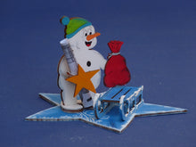 Lade das Bild in den Galerie-Viewer, Schneemann mit Mütze aus Holz, Standfigur Weihnachtsbasteln, basteln mit Holz, Schneemann zum setzen malen, Schneemann aus Holz gestalten, weihnachtliches Bastelset, Schneemann aus Holz basteln, basteln mit Kindern im Winter, Weihnachtsdekoration, Bastelset Weihnachten, Weihnachtsdeko gestalten, Bastelidee Winter, Geschenkidee für Weihnachten, Bastelset Weihnachten, Weihnachtsdeko gestalten, Schneemann aus Holz gestalten, weihnachtliches Bastelset, Schneemann zum setzen malen, Weihnachtsdekoration, Bastel