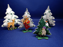 Lade das Bild in den Galerie-Viewer, Tannenbäume aus Filz zum Nähen Basteln mit Kindern Winter, Weihnachtsdeko nähen, Nähen für Kinder, Weihnachtsbasteln, Tannenbaum Nähset, Tannenbaum aus Filz, Bastelideen aus Filz, Dekoidee Winter, Weihnachtsgeschenke, Dekoidee Weihnachten, Tannenbaum nähen, Weihnachtsbaum aus Filz, Nähen für Anfänger, Basteln Weihnachtszeit, Basteln mit Kindern Weihnachten einfach, Nähen mit Kindern,  Basteln mit Kindern Weihnachten einfach, Tannenbaum Nähset, Dekoidee Winter, Basteln Weihnachtszeit, Weihnachtsbaum aus Fil