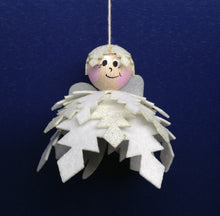 Lade das Bild in den Galerie-Viewer, Engel aus Filz; weiss Figuren aus Filz basteln, Filzfiguren nähen, Deko mit Kindern fädeln, Engel basteln, Weihnachtsdeko fädeln, Fädeln mit Kindern, Fensterfiguren basteln, Engel mit Kindern gestalten, Engel aus Filz basteln, Winterdekoration basteln,   ENF 6180SB