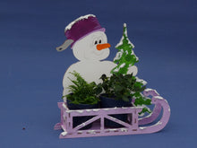 Lade das Bild in den Galerie-Viewer, Schneemann mit Baum und Schlitten aus Holz Bastelset Weihnachten, basteln mit Kindern im Winter, Weihnachtsdeko gestalten, Geschenkidee für Weihnachten, weihnachtliches Bastelset, Weihnachtsbasteln, basteln mit Holz, Weihnachtsdekoration, Bastelidee Winter, Schneemann aus Holz gestalten, Schneemann aus Holz basteln, Schneemann zum setzen malen, Schneemann zum setzen malen, basteln mit Kindern im Winter, Schneemann aus Holz basteln, Schneemann aus Holz gestalten, Weihnachtsdeko gestalten, Bastelidee Winter