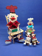 Lade das Bild in den Galerie-Viewer, Koch aus Holz, Schlenker-Figur Dekoration mit Kindern gestalten, Jahrsesdeko für die Küche basteln, Bastelset aus Holz, coole Köche aus Holz basteln, Basteln mit Kindern, Schlenker Figuren aus Holz zum setzen, Köche aus Holz basteln, Bastelset für die Küche, Koch zum bemalen, Geschenkideen zum basteln, Frühjahrsdekoration gestalten, Figuren mit Kindern malen, Köche aus Holz basteln, Geschenkideen zum basteln, Frühjahrsdekoration gestalten, coole Köche aus Holz basteln, Bastelset für die Küche, Basteln mit