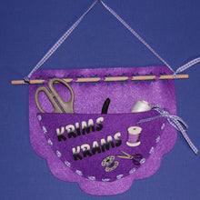 Lade das Bild in den Galerie-Viewer, Basteln mit Kindern, Holzteilchen zum Anmalen, #Nähmaschinengarnspule zum Basteln, Schneiderwerkstatt zum Bemalen, Türschilder basteln, Holzteile bemalen, Nähstube Basteln, Ideen aus Holz für Kinderzimmer, Nähstube diy mit Zubehör, Basteln mit Holz, NAH 2802