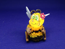 Lade das Bild in den Galerie-Viewer, Pompom Bienen aus Holz Frühjahrsdeko basteln, Bienen basteln, Bienchen bemalen, Pompom Tiere aus Holz, Bastelset aus Holz, Basteln mit Kindern, Bommel-Tiere basteln, Dekoration mit Kindern, gestalten,   WBI 4303SB