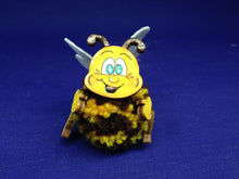 Lade das Bild in den Galerie-Viewer, Pompom Bienen aus Holz Dekoration mit Kindern, Bastelset aus Holz, Bommel-Tiere basteln, Basteln mit Kindern, gestalten, Bienen basteln, Pompom Tiere aus Holz, Bienchen bemalen, Frühjahrsdeko basteln,   WBI 4303SB