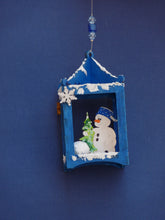 Lade das Bild in den Galerie-Viewer, Schneemann mit Topf und Baum aus Holz Winterdeko selbst gestalten, Bastelidee Winter, Weihnachtsdeko gestalten, Schneemann malen, Weihnachtsdekoration, Schneemann aus Holz gestalten, basteln mit Holz, Weihnachtsbasteln, Geschenkidee für Weihnachten, Schneemann basteln Weihnachten, basteln mit Kindern im Winter, Schneemann aus Holz basteln, Bastelidee Winter, Winterdeko selbst gestalten, Geschenkidee für Weihnachten, Schneemann basteln Weihnachten, basteln mit Kindern im Winter, Weihnachtsdeko gestalten, S