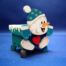 Lade das Bild in den Galerie-Viewer, Schneemann mit Mütze aus Holz, Kantenhocker
Schneemannkopf mit Hände und Füße basteln mit Kindern im Winter, Weihnachtsbasteln, basteln mit Holz, Weihnachtsdekoration, Schneemann aus Holz basteln, Schneemann aus Holz gestalten, Geschenkidee für Weihnachten, Bastelidee Winter, Schneemann zum setzen malen, Bastelset Weihnachten, weihnachtliches Bastelset, Weihnachtsdeko gestalten, Weihnachtsdekoration, Schneemann aus Holz gestalten, basteln mit Holz, Bastelset Weihnachten, Weihnachtsdeko gestalten, Weihnach