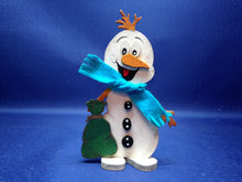 Lade das Bild in den Galerie-Viewer, Schneemann "Snowy" aus Holz, Standfigur Geschenkidee für Weihnachten, Weihnachtsdeko gestalten, Schneemann zum setzen malen, basteln mit Kindern im Winter, basteln mit Holz, Schneemann aus Holz basteln, Schneemann aus Holz gestalten, Bastelset Weihnachten, Bastelidee Winter, Weihnachtsbasteln, weihnachtliches Bastelset, Weihnachtsdekoration, Weihnachtsdeko gestalten, Schneemann aus Holz gestalten, Bastelset Weihnachten, Weihnachtsdekoration, basteln mit Holz, Schneemann zum setzen malen, Bastelidee Winter