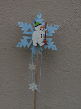 Lade das Bild in den Galerie-Viewer, Schneemann mit Mütze und Besen aus Holz Weihnachtsbasteln, Geschenkidee für Weihnachten, Winterdeko selbst gestalten, Schneemann aus Holz gestalten, Bastelidee Winter, Schneemann malen, basteln mit Holz, Schneemann basteln Weihnachten, Schneemann aus Holz basteln, Weihnachtsdekoration, Weihnachtsdeko gestalten, basteln mit Kindern im Winter, Bastelidee Winter, Weihnachtsdeko gestalten, Weihnachtsbasteln, Schneemann aus Holz gestalten, basteln mit Kindern im Winter, Schneemann malen, Schneemann aus Holz ba