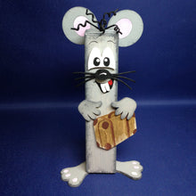 Lade das Bild in den Galerie-Viewer, Pfahltier Maus aus Holz Dekoration mit Kindern gestalten, Bastelidee für Kinder, Basteln mit Kindern, Bastelset aus Holz, Jahresdeko basteln, Tiere basteln mit Holz, Deko gestalten, Tiere aus Holz gestalten, Mäuse bemalen, Bastelset Mäuse, PMA 3204SB