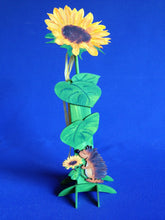 Lade das Bild in den Galerie-Viewer, Sonnenblume aus Holz als Leibgarde für Kantholz