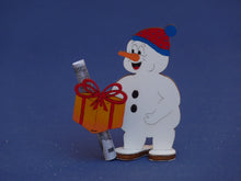 Lade das Bild in den Galerie-Viewer, Schneemann mit Mütze aus Holz, Standfigur Weihnachtsdekoration, Bastelset Weihnachten, basteln mit Kindern im Winter, Schneemann aus Holz gestalten, Schneemann aus Holz basteln, Geschenkidee für Weihnachten, Weihnachtsdeko gestalten, Bastelidee Winter, Schneemann zum setzen malen, basteln mit Holz, Weihnachtsbasteln, weihnachtliches Bastelset, Schneemann aus Holz basteln, Bastelset Weihnachten, Weihnachtsdeko gestalten, Weihnachtsdekoration, Weihnachtsbasteln, Schneemann zum setzen malen, Schneemann aus H