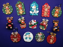 Lade das Bild in den Galerie-Viewer, Pompom Schneemänner aus Holz Weihnachtsdeko basteln, Pompom Tiere aus Holz, Bastelset aus Holz, gestalten, Winter-Deko-Idee, Schneemann bemalen, Bommel-Tiere basteln, Dekoration mit Kindern, Basteln mit Kindern, WSE 6203SB