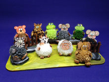 Lade das Bild in den Galerie-Viewer, Pompom Figuren aus Holz Bastelset aus Holz, Mini Figuren bemalen, Bastelset für den Bauernhof, Puschel Figuren gestalten, Dekoration mit Kindern, gestalten, Pompom Tiere aus Holz, Bommel-Tiere basteln, Frühjahrsdeko basteln, Basteln mit Kindern, WKZ 4603SB