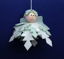 Lade das Bild in den Galerie-Viewer, Engel aus Filz; eisblau Engel aus Filz basteln, Engel basteln, Filzfiguren nähen, Weihnachtsdeko fädeln, Fensterfiguren basteln, Fädeln mit Kindern, Figuren aus Filz basteln, Winterdekoration basteln, Deko mit Kindern fädeln, Engel mit Kindern gestalten, ENF 6380SB