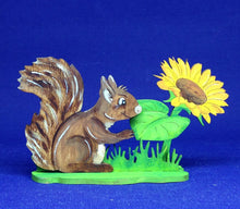 Lade das Bild in den Galerie-Viewer, 8cm Ständer mit Wiese, Halter für Bastelartikel, Holzständer, Ständer für Tiere, Ständer mit Gras, Ständer mit Gras, Halter für Bastelartikel, Ständer für Tiere, Holzständer, Ständer mit Wiese, DAH 3108