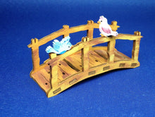 Lade das Bild in den Galerie-Viewer, Brücke und Vogeltränke aus Holz Wichtelhausbasteln, Wichtellandschaft, Holzartikel zum Basteln , Brücke aus Holz, Brücke für Fairy House, Bastelideen für fairy house , Wichtelhaus , Fairyhousezumbasteln , fairygarden, Fairyhouse , Holzarikel zum Bemalen , Fairyhouse Landschaften , Vögeltränke für Fairy House, Vogeltränke aus Holz, WHL 6531SB