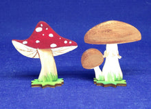 Lade das Bild in den Galerie-Viewer, Pilze zum Stellen ca. 5cm aus Holz Fliegenpilz zum Bemalen, Holzteile, Streuteile diy, Basteln mit Holz für Kinder, Pilze zum Basteln, Pilze aus Holz, Dekoration für den Herbst basteln, Holzteile bemalen, Streuteile Holz, Basteln mit Holzteile, Kleine Holzteile, Basteln mit Holz, Herbstdeko selbst gestalten, VGH 6905SB