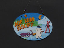 Lade das Bild in den Galerie-Viewer, Schneemann mit Zylinder und Besen aus Holz Schneemann malen, Schneemann aus Holz gestalten, Weihnachtsbasteln, Weihnachtsdekoration, Weihnachtsdeko gestalten, Schneemann basteln Weihnachten, Winterdeko selbst gestalten, Bastelidee Winter, Geschenkidee für Weihnachten, Schneemann aus Holz basteln, basteln mit Kindern im Winter, basteln mit Holz, Winterdeko selbst gestalten, Schneemann basteln Weihnachten, Weihnachtsbasteln, Weihnachtsdeko gestalten, Schneemann malen, basteln mit Holz, Schneemann aus Holz b