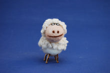 Lade das Bild in den Galerie-Viewer, Schaf Bastelsets zum Trockenfilzen / Nadelfilzen Schaf zum Filzen, Bastelideen zum Filzen, Filzset, Filzen mit Kindern, Nadelfizen, Basteln mit Filz, Lustige Figuren zum Filzen, Tiere trocken filzen, Basteln mit Kindern, RGH 7506SB